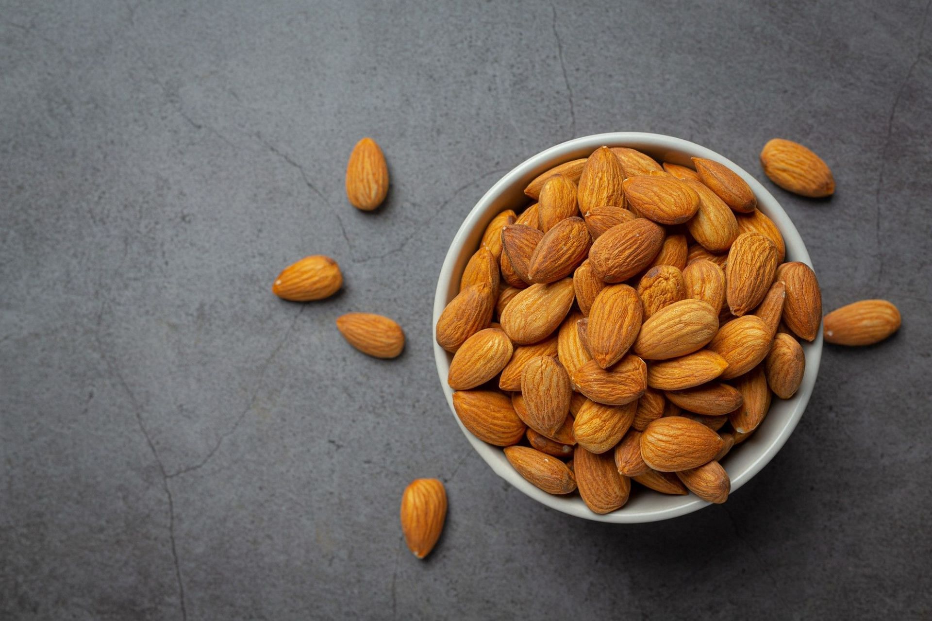 Almond as a food for breakfast (Image by jcomp on Freepik)