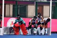 Thailand goalkeeper and defenders guard the goal during a penalty corner (Image Courtesy: Hockey India)