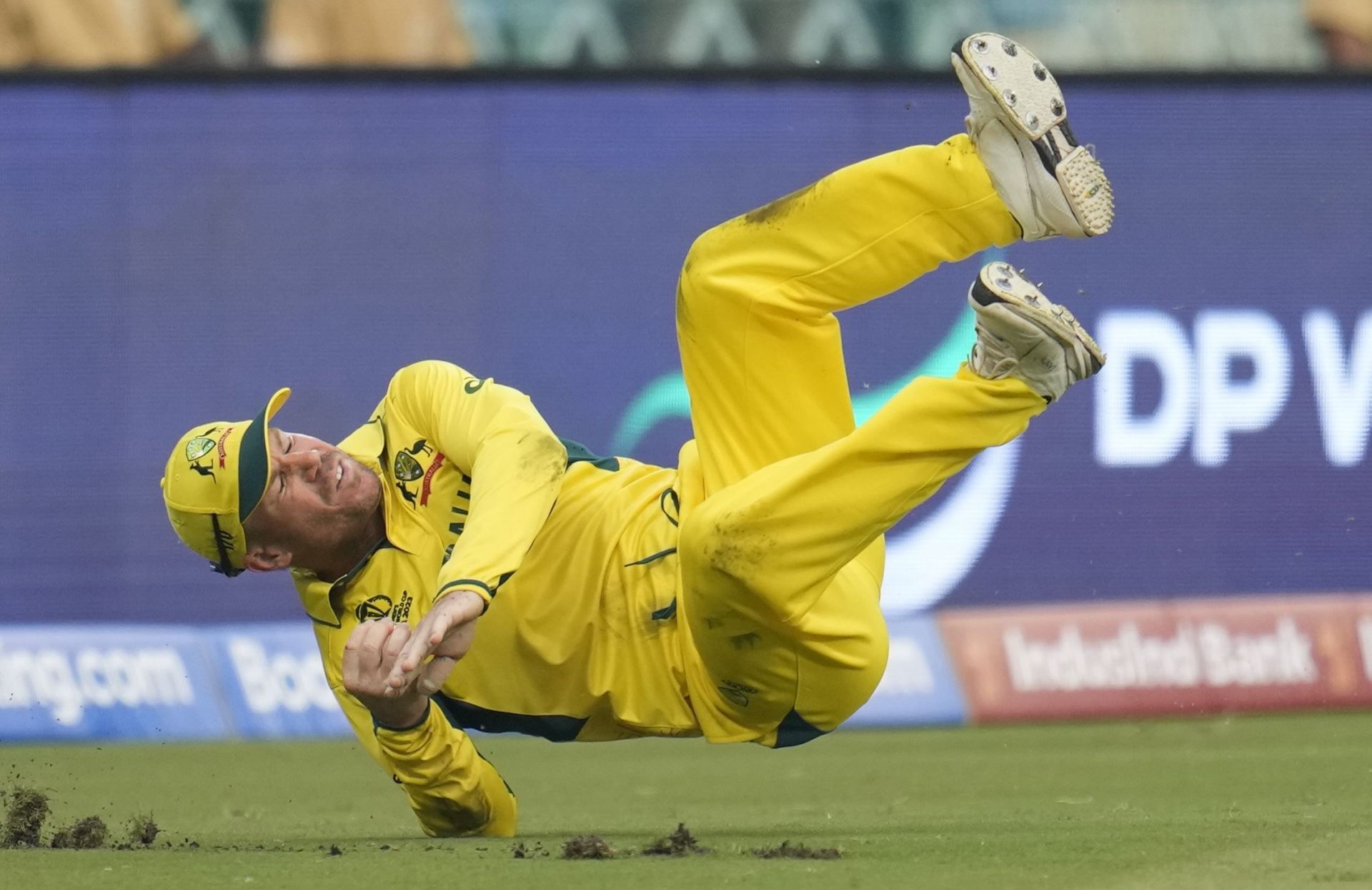 David Warner took a splendid catch off Adam Zampa&#039;s bowling to dismiss Kusal Mendis. [P/C: AP]