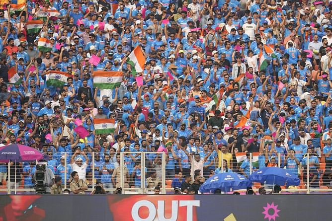 What is the controversy regarding crowd behavior during the IND vs PAK 2023 World Cup match?