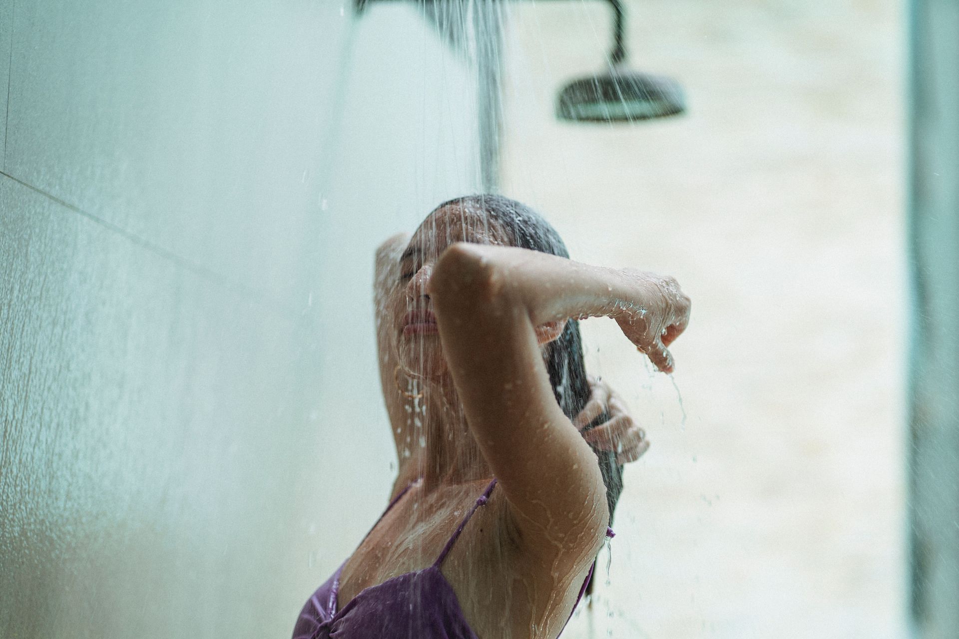 Itchy skin after shower (Image via Pexels/Armin Rimoldi)