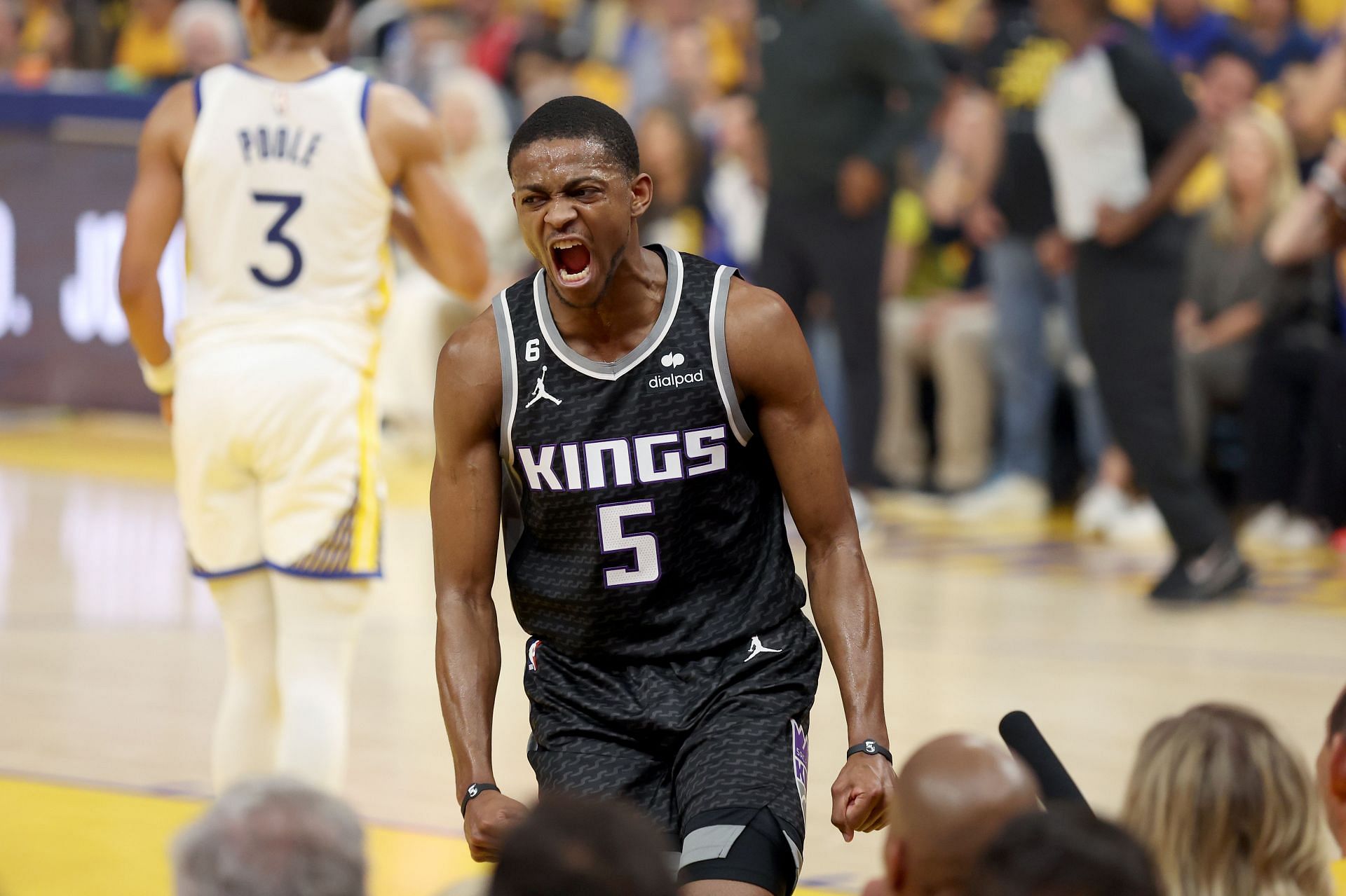 De&#039;Aaron Fox reacts after he dunked the ball against the Warriors