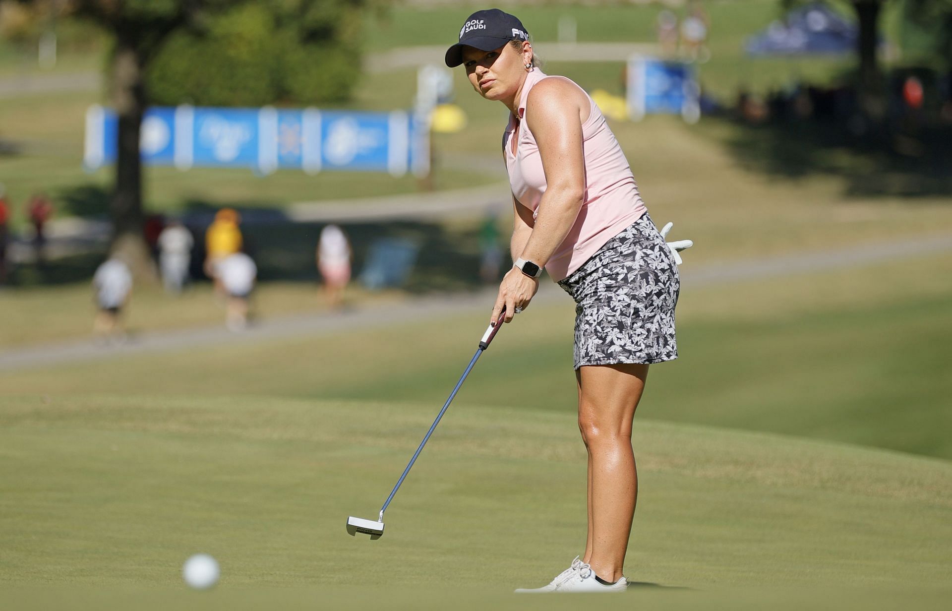 Lindsey Weaver-Wright celebrates pregnancy with a memorable hole-out on ...