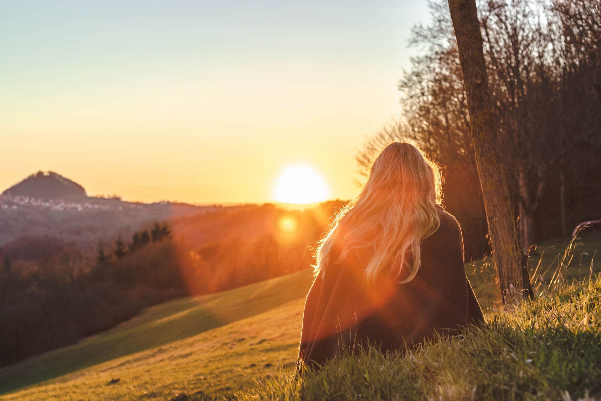 Helps maintain circadian rhythm (Image via Unsplash/Sara Kurfess)