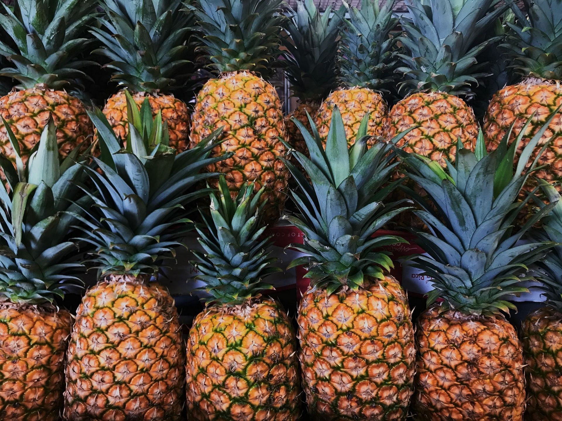 Pineapples act as a detoxifying agent (Image via Unsplash/Juno Jo)