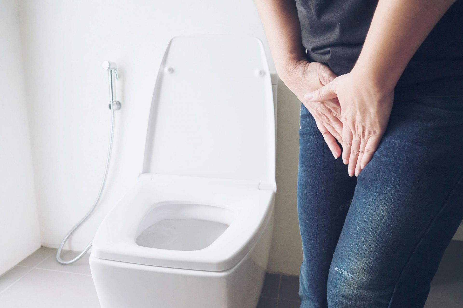 Using mobile on the toilet is a hotbed of germs and bacteria. (Image via Freepik/jcomp)