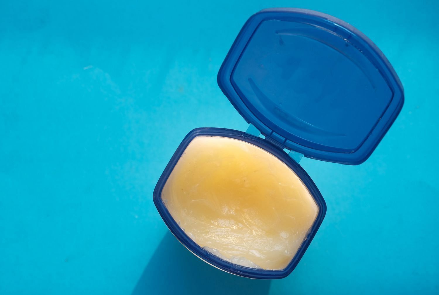 Vaseline clog pores: yes or no? (Image via Vaseline)