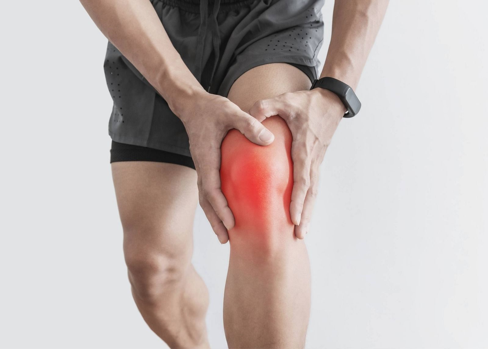 Cycling knee pain (Image via Getty Images/Maria Korneeva))
