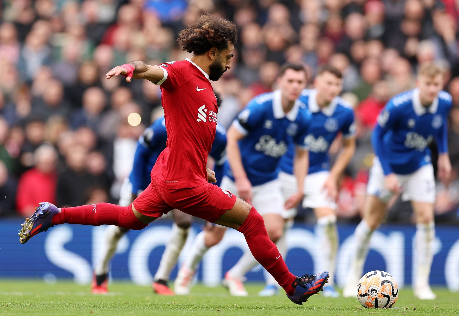 Mohamed Salah sits second in the Premier League goalscoring ranks (7 goals).