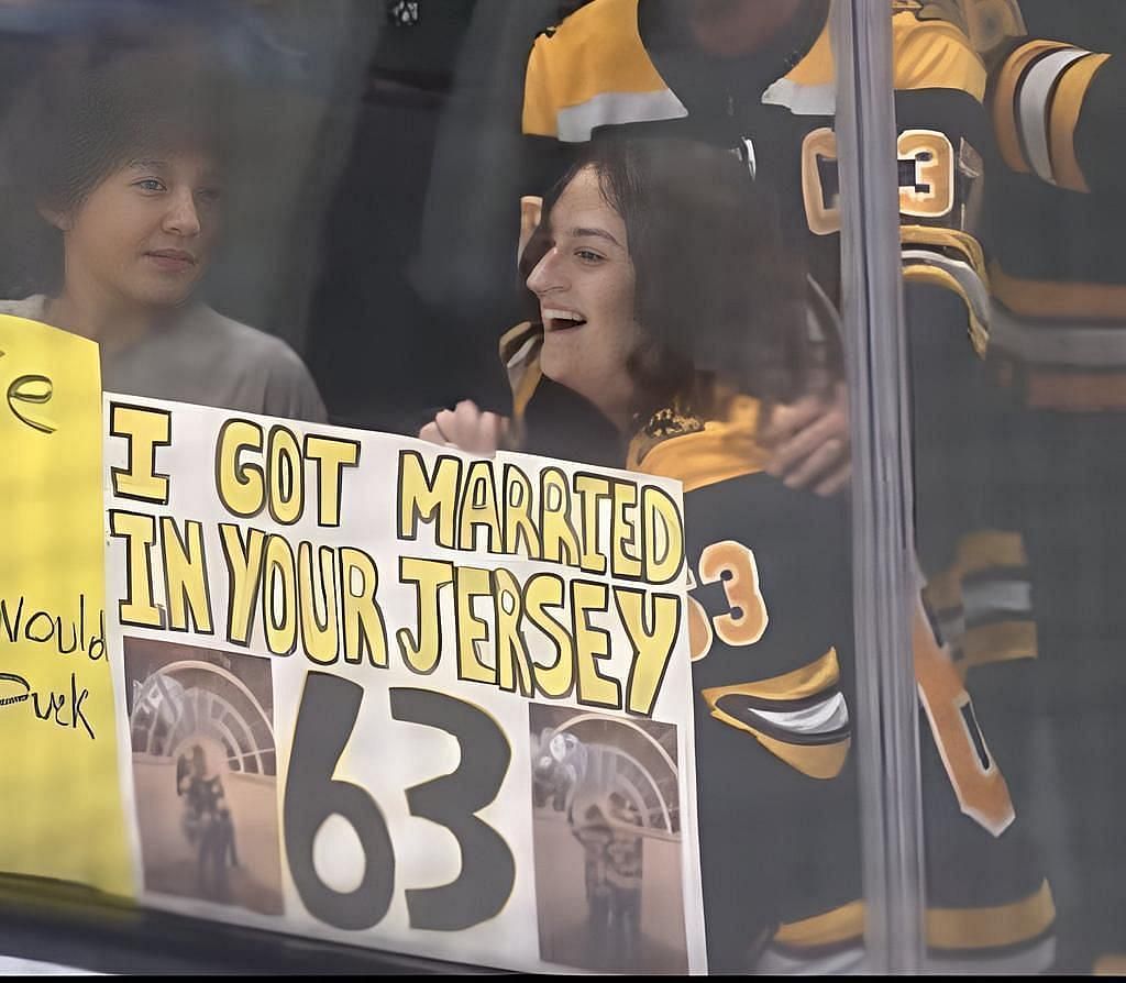 Brad Marchand gifts puck to a fan