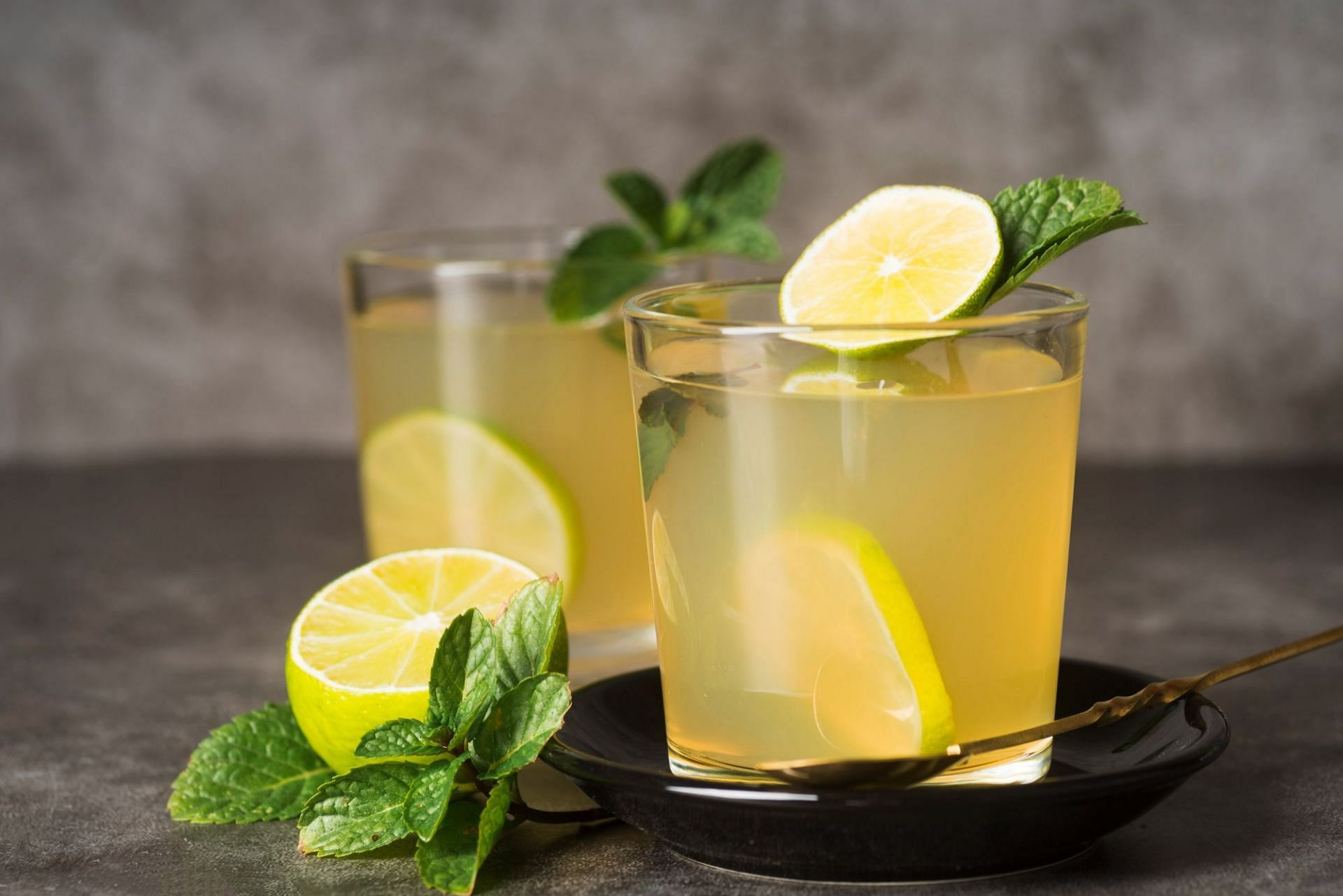 Lemon tea is a well-known detox tea (Image by Freepik)