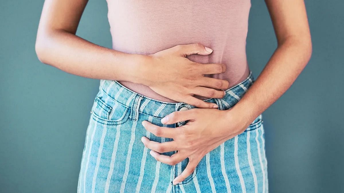 Stomach aches due to food poisoning (Image via Getty Images/Laylabird)