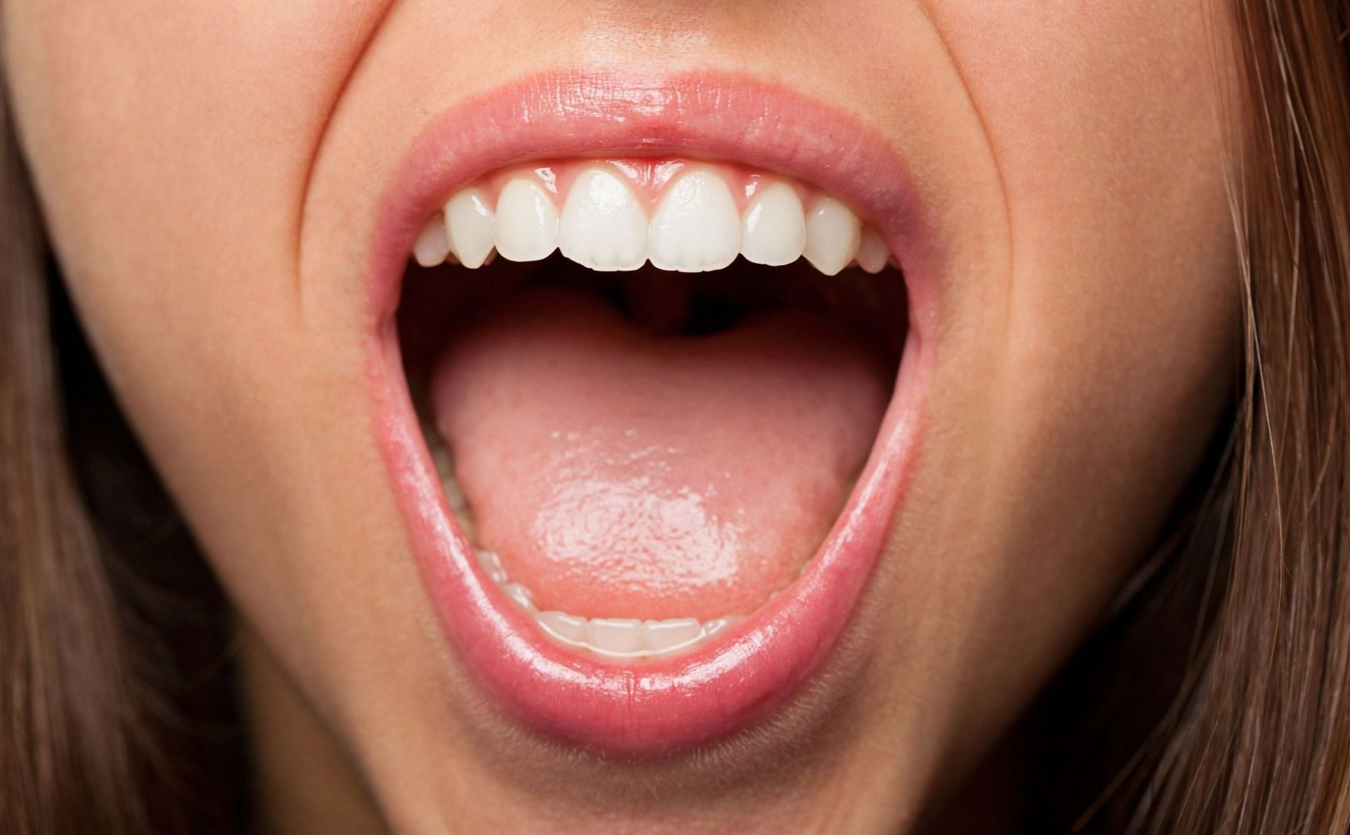 A burnt tongue is a common problem. (Image via Freepik/asierromero)