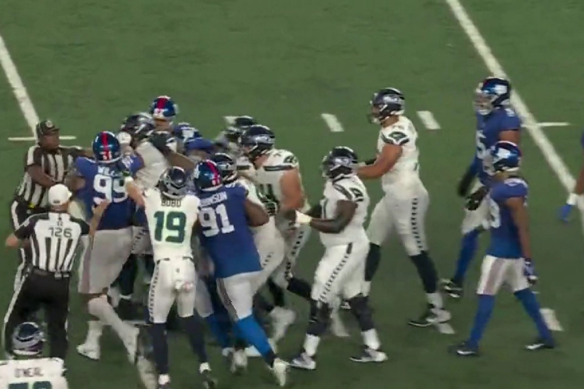 Massive fight breaks out between Giants and Seahawks during MNF showdown