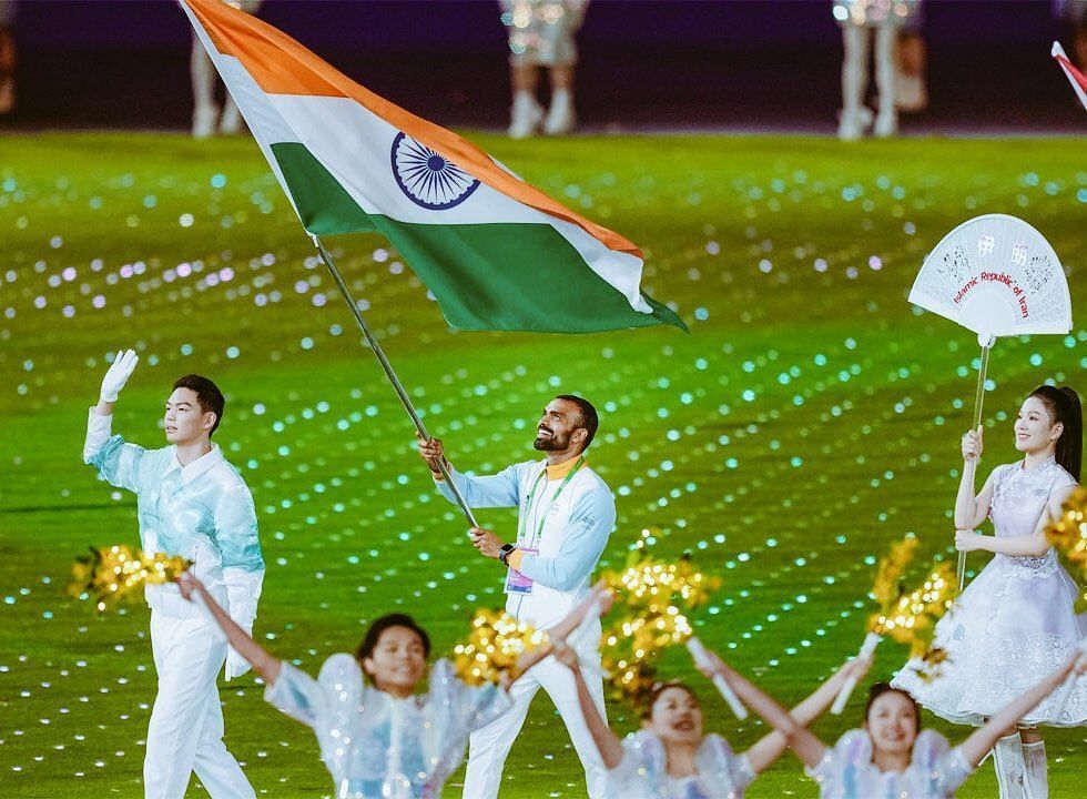 समापन समारोह में भारतीय ध्वज को थामे चलते पीआर श्रीजेश।