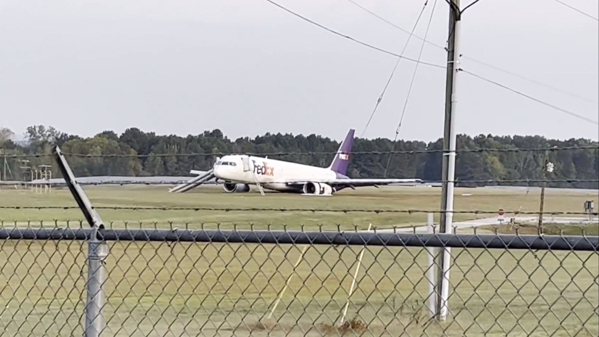 A FedEx flight crash landed in Tennessee on Wednesday (Image via X/@AviationSafety)