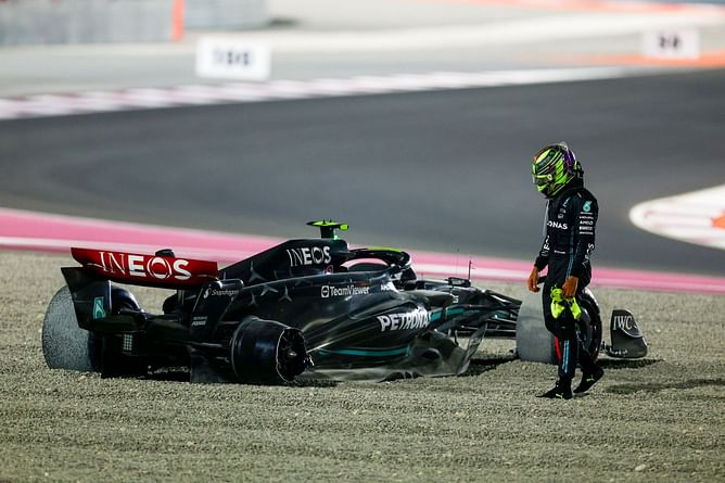 Lewis Hamilton “supporting” George Russell despite their opening lap crash that ended the 7x champion’s race early