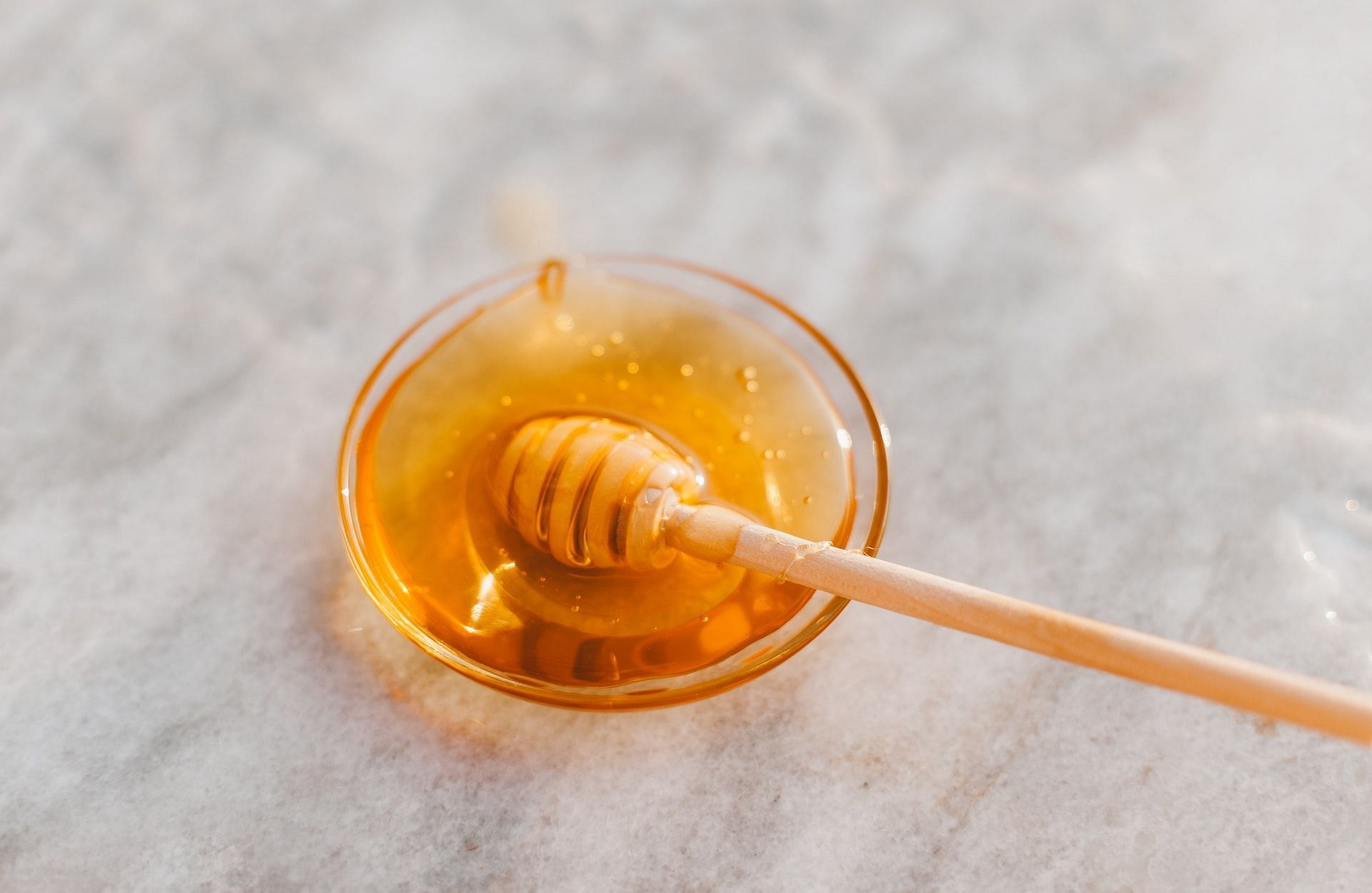 Apply honey on the burnt area. (Image via Pexels/ROMAN ODINTSOV)