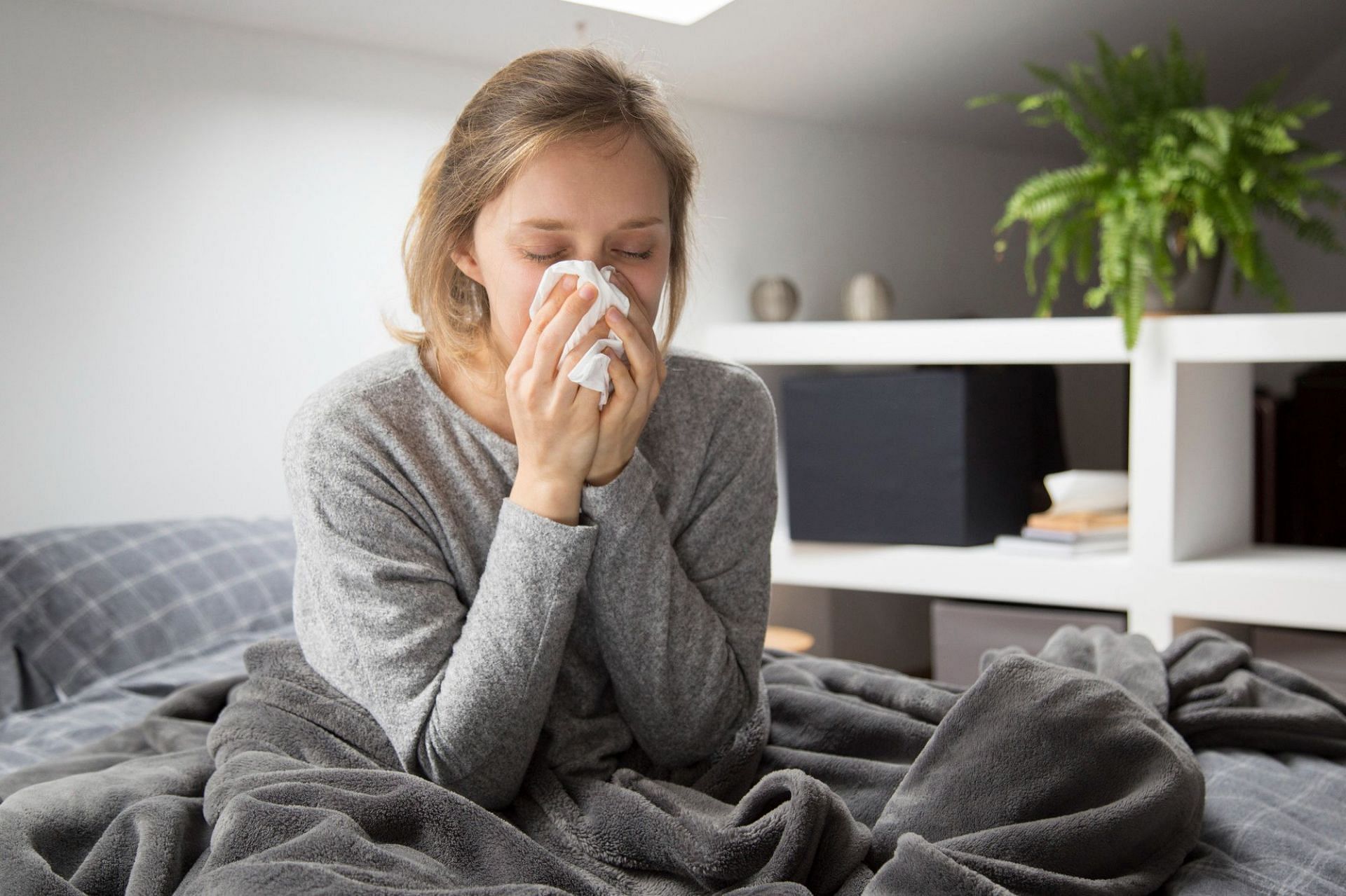 Some common symptoms of cold may include a runny nose, headaches, and cough (Image via freepik)