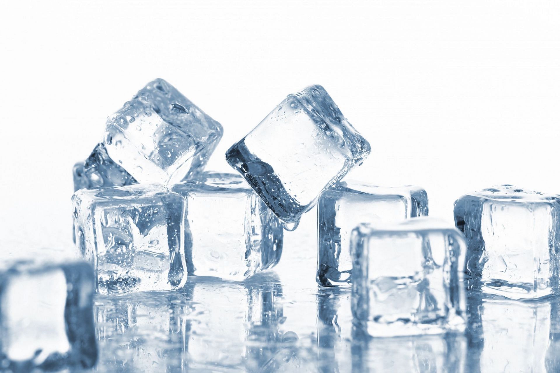 Chew ice chips or drink cold water. (Image via Freepik/Racool_studio)