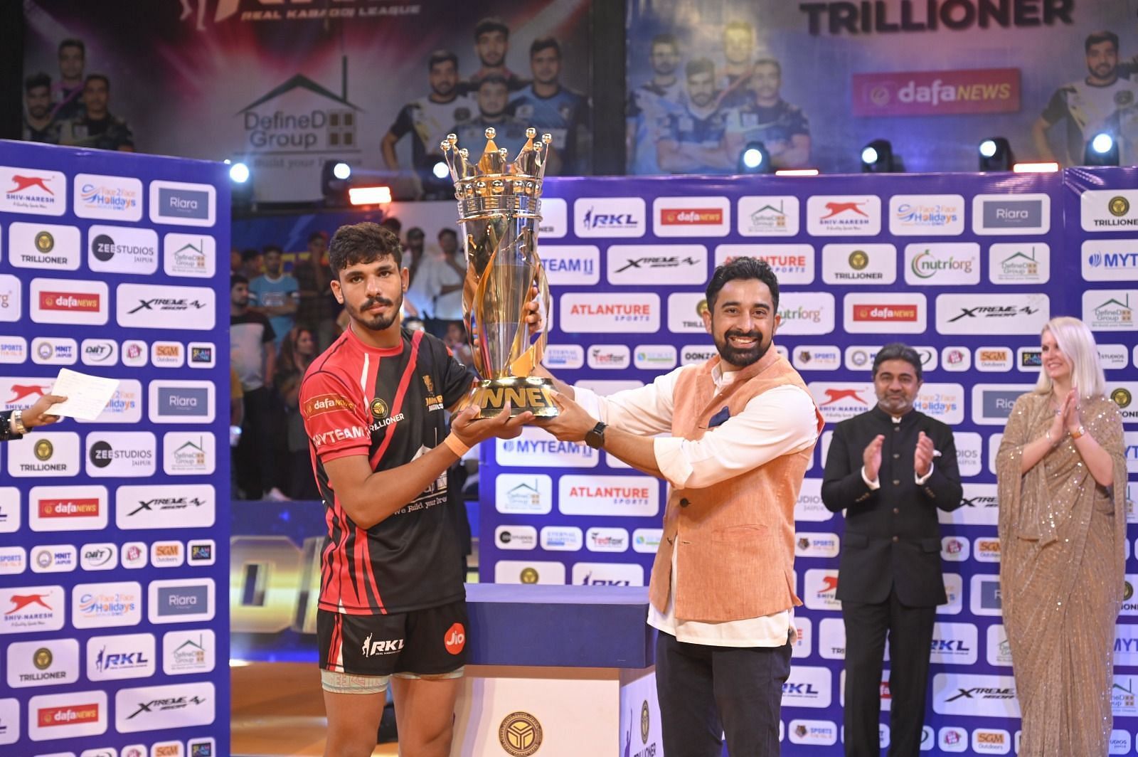 Jaipur Jaguars captain Aman and RKL promoter Rannvijay Singha with the Real Kabaddi League trophy