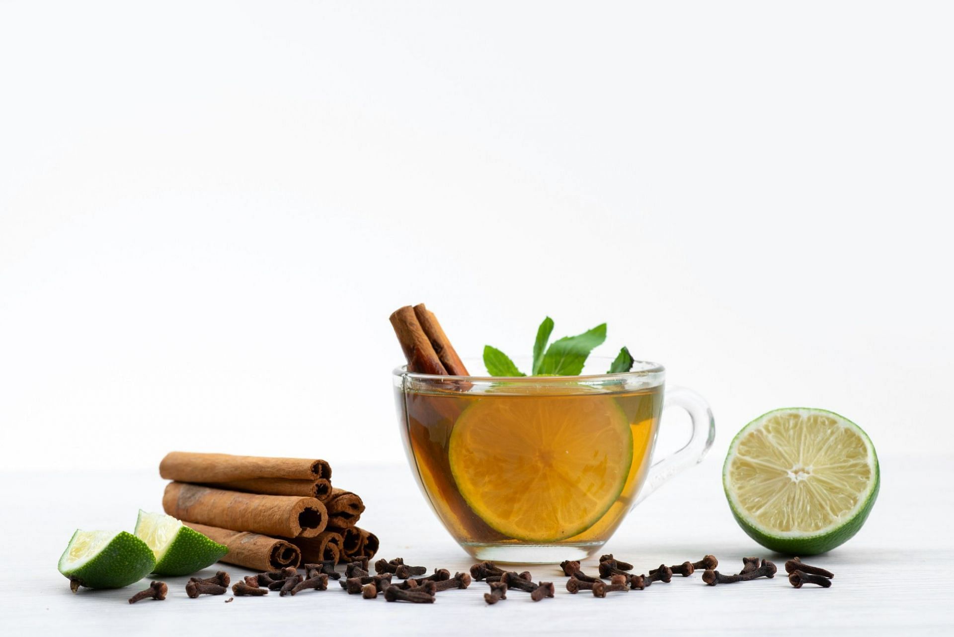 Herbal teas for detox can be a good option to remove the toxins from one&#039;s body as they can charge the body ability to detox (Image by KamranAydinov on Freepik)