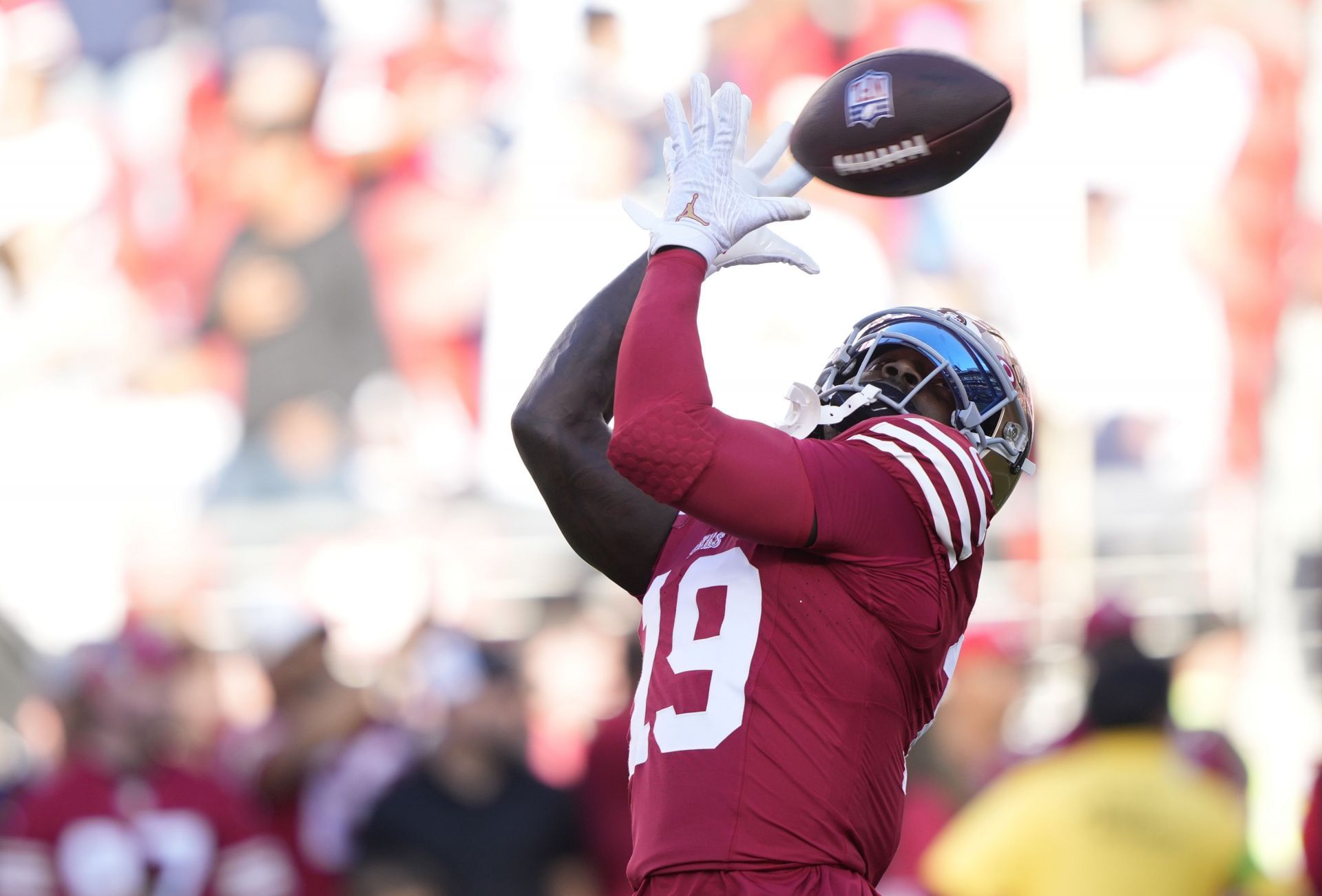 Deebo Samuel catching a pass vs the Dallas Cowboys