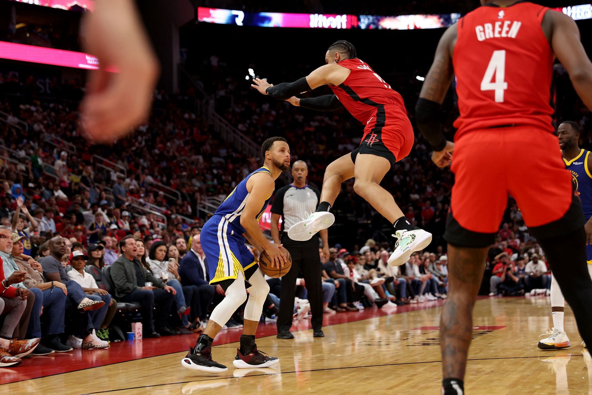 Steph Curry fakes out Dillon Brooks out of his shoes.