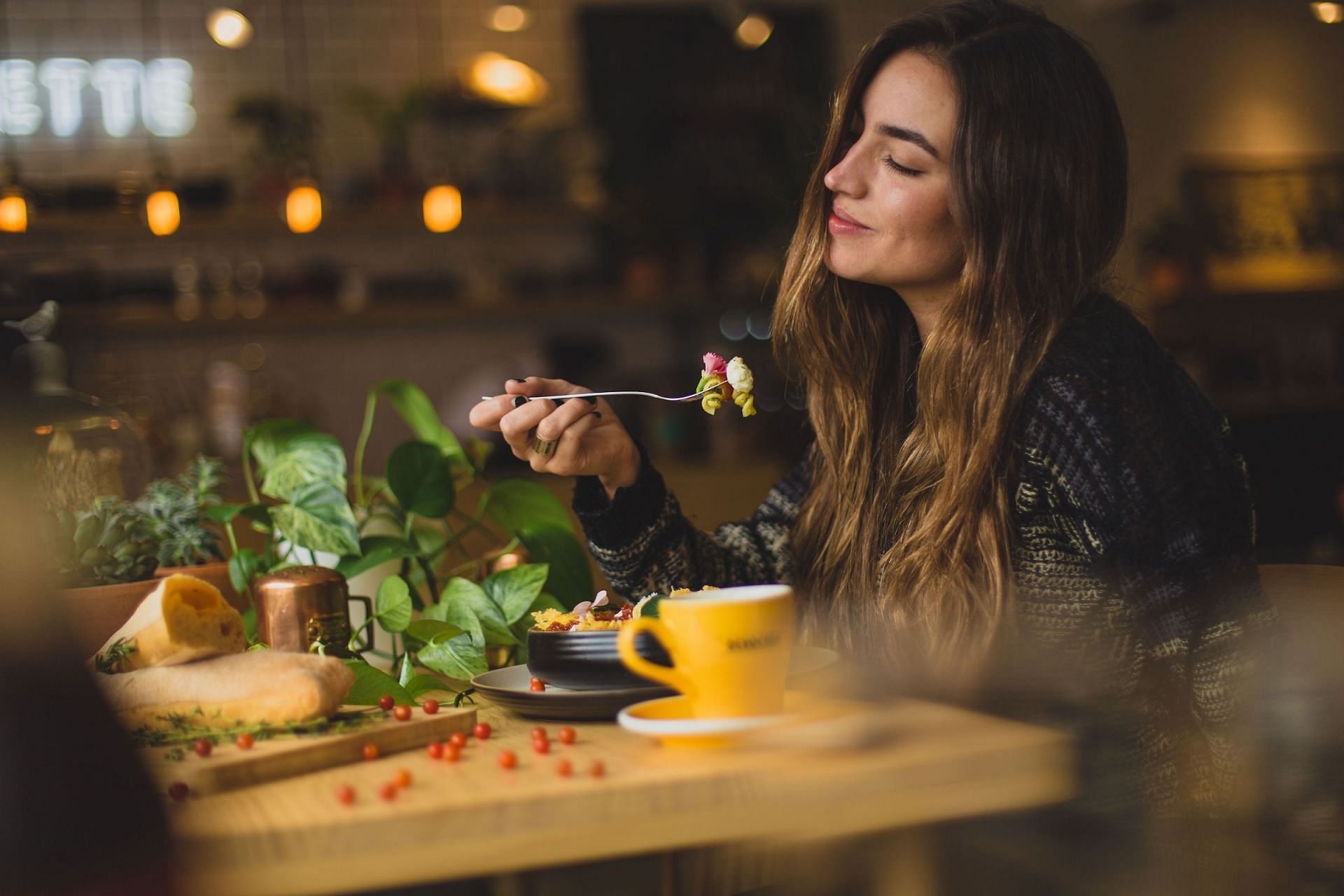 Take time to enjoy your meal (Image via Unsplash/Pablo Merch&aacute;n Montes)