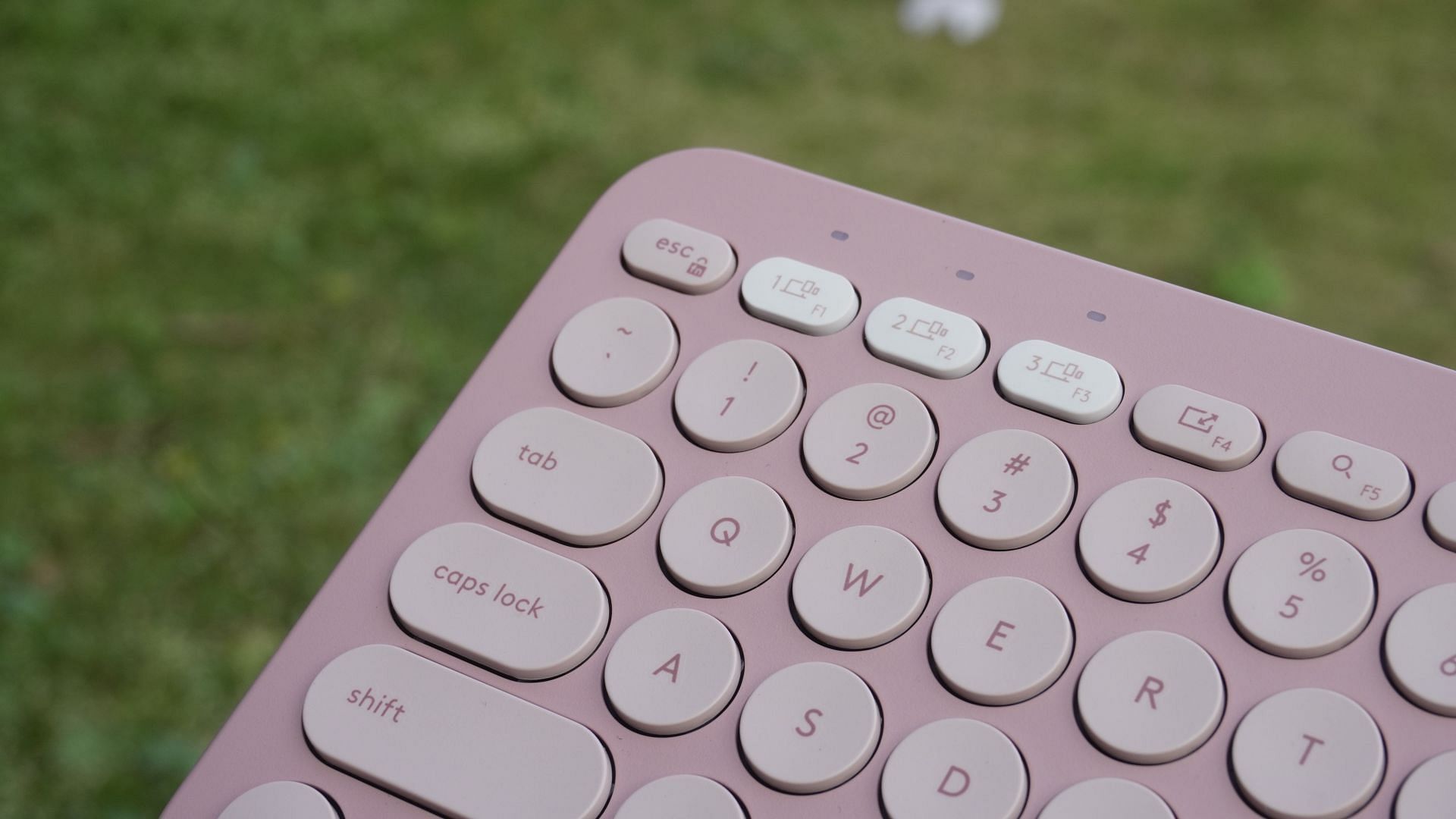 The Logitech K380s keyboard in tonal rose (Image via Sportskeeda)