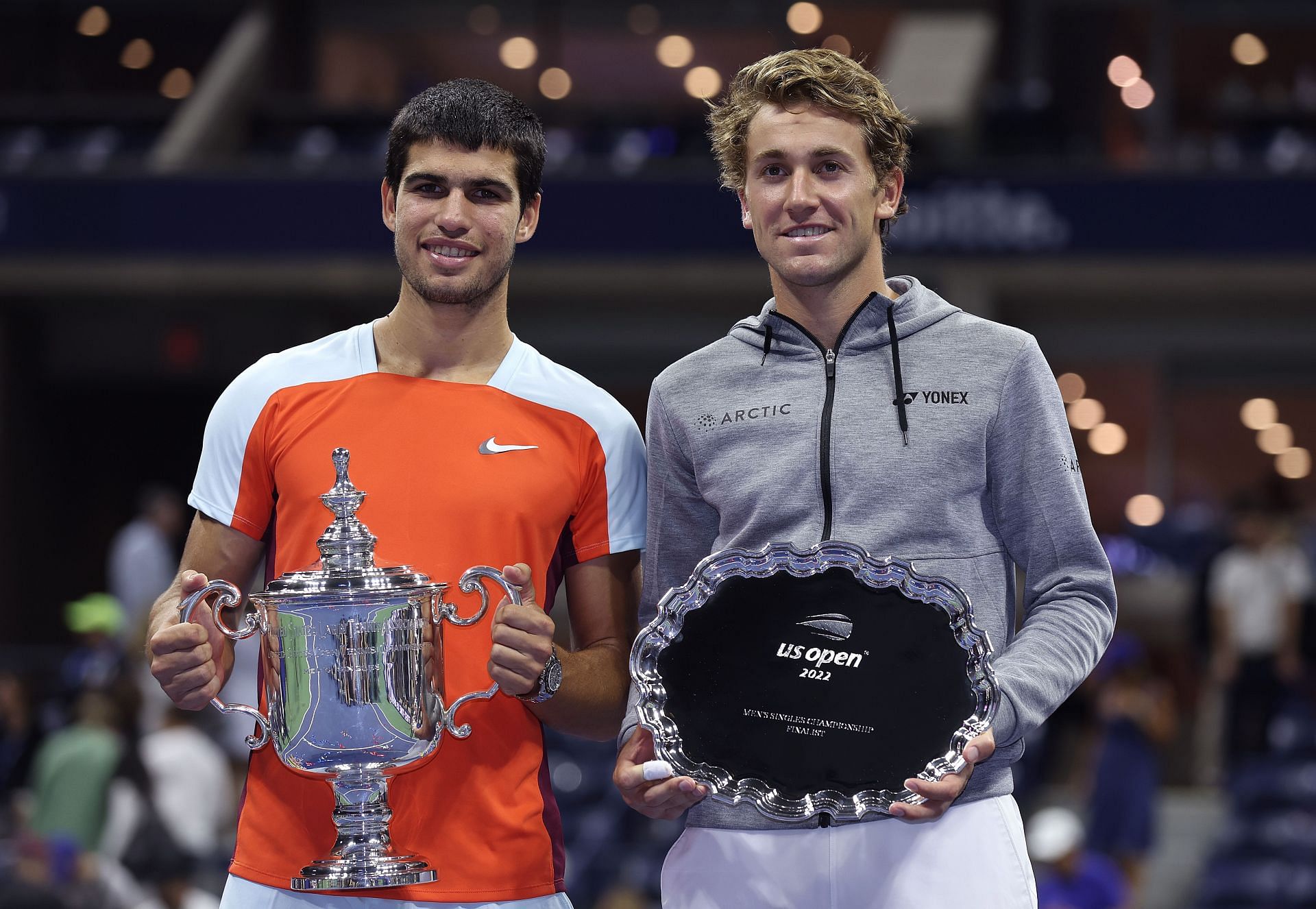 Carlos Alcaraz (left) and Casper Ruud pictured with their 2022 US Open trophies