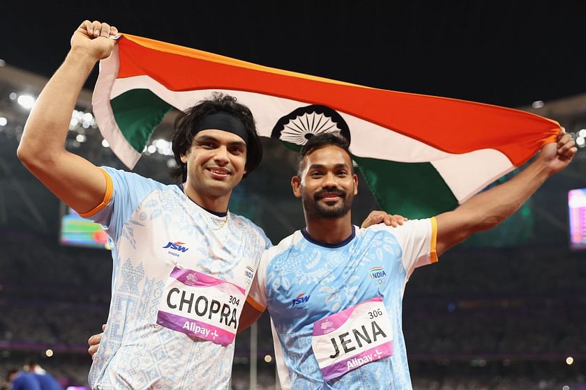 flag: [Watch] Neeraj Chopra saves the Indian flag from touching the ground