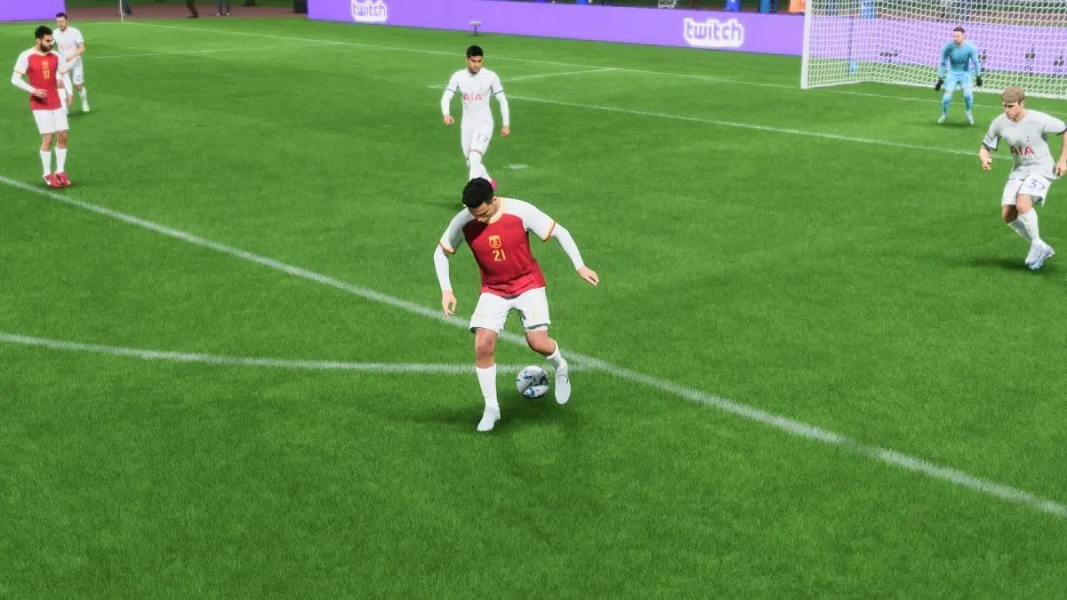 Using skillful players like Dybala makes it easier to perform this pass (Image via EA Sports)