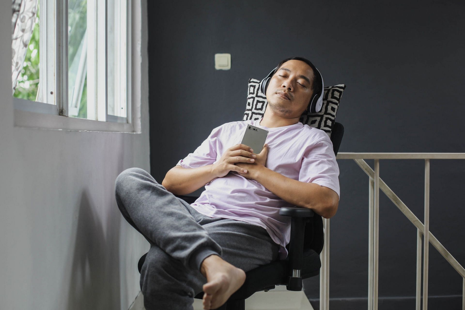 Sitting idle can help you de-stress. (Image via Vecteezy/ Gatot Adriansyah)