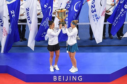 Sara Sorribes Tormo and Marie Bouzkova with the winners' trophy in Beijing