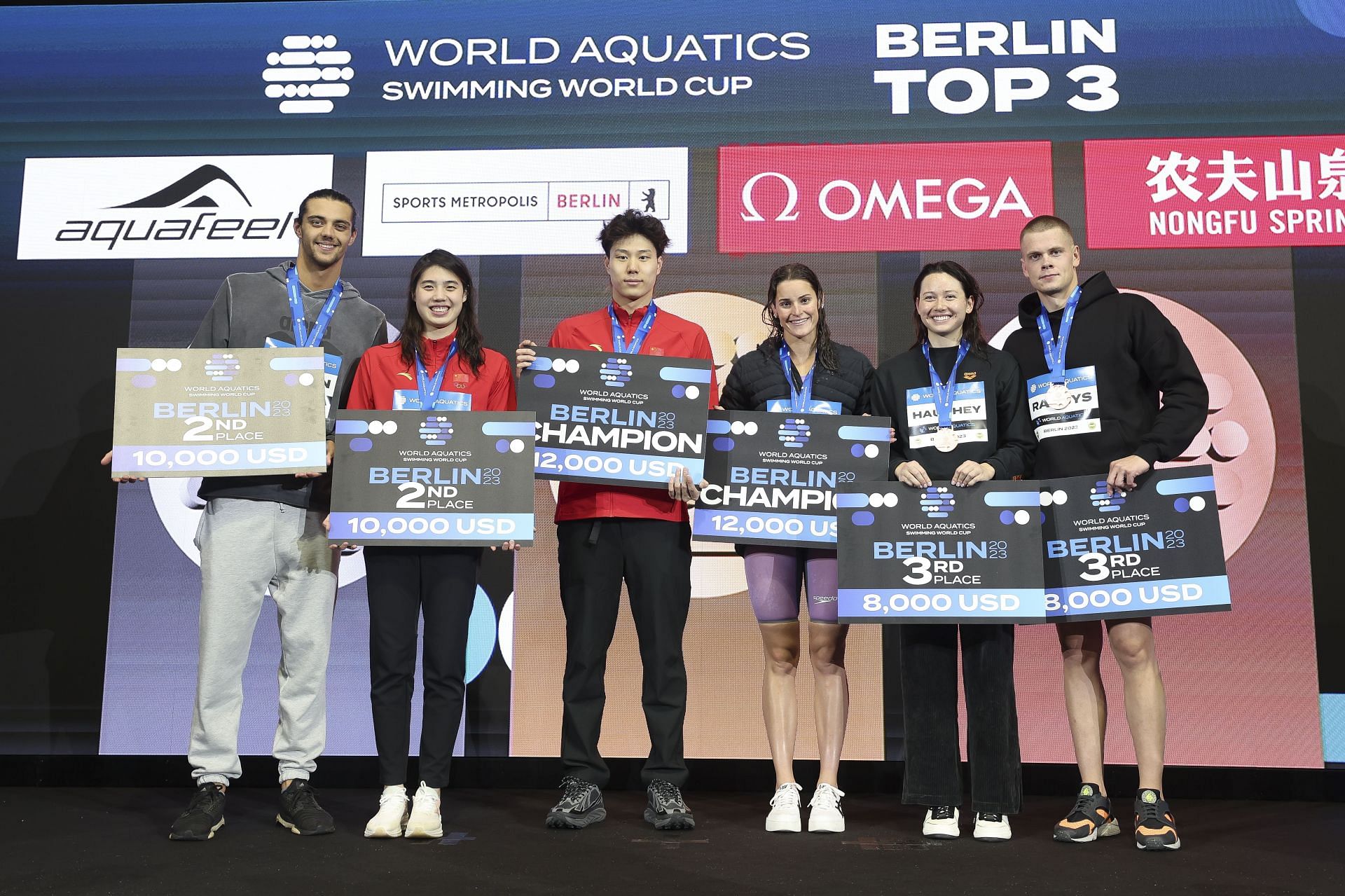 Thomas Ceccon of Italy (L-R), Yufei Zhang of China, Haiyang Qin of China, Kaylee McKeown of Australia, Siobhan Bernadette Haughey of Hong Kong and Danas Rapsys of Lithuania during prize money ceremony after the World Aquatics Swimming World Cup 2023