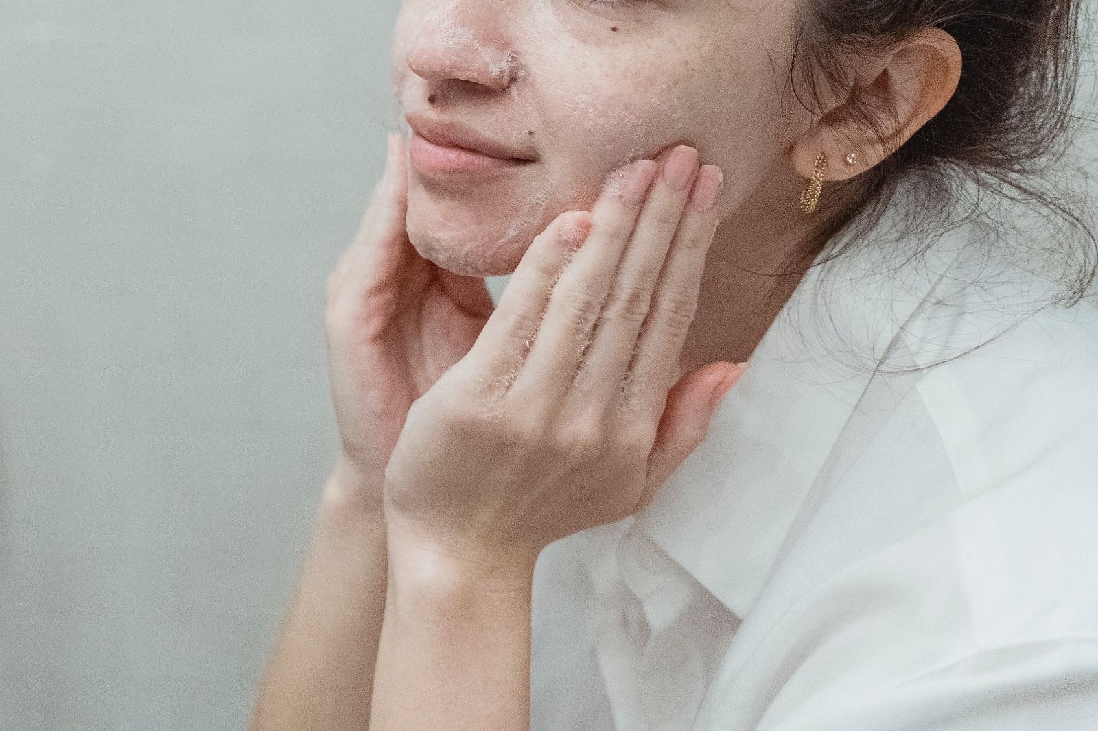 Washing face (Image via Pexels/Miriam Alonso)