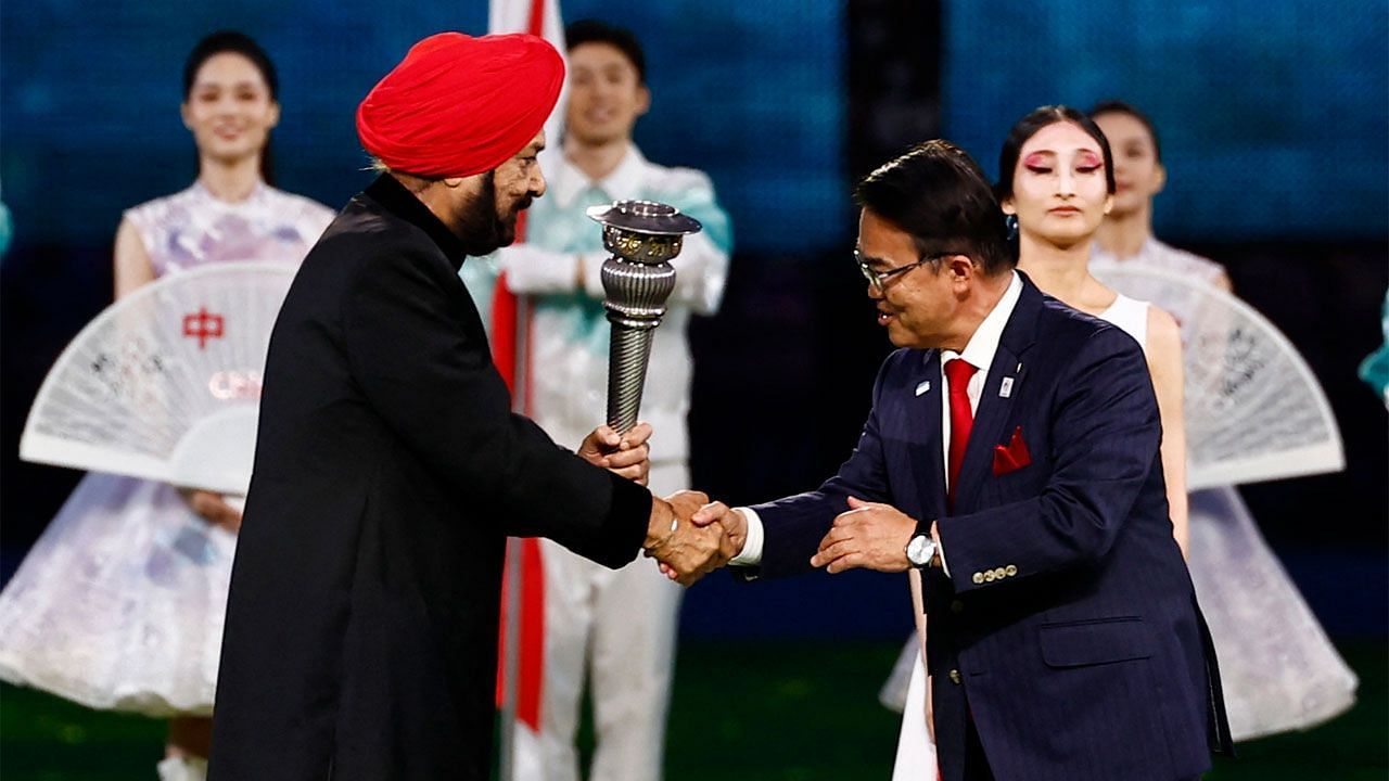 जापान को एशियन गेम्स की मशाल देते ओलंपिक काउंसिल ऑफ एशिया के अध्यक्ष रणधीर सिंह।