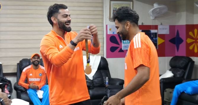 CWC 2023 : 'लॉर्ड ठाकुर' को अपनी बड़ी वजह से विराट कोहली ने पहनाया स्पेशल मेडल, सभी भारतीय खिलाड़ी हैरान