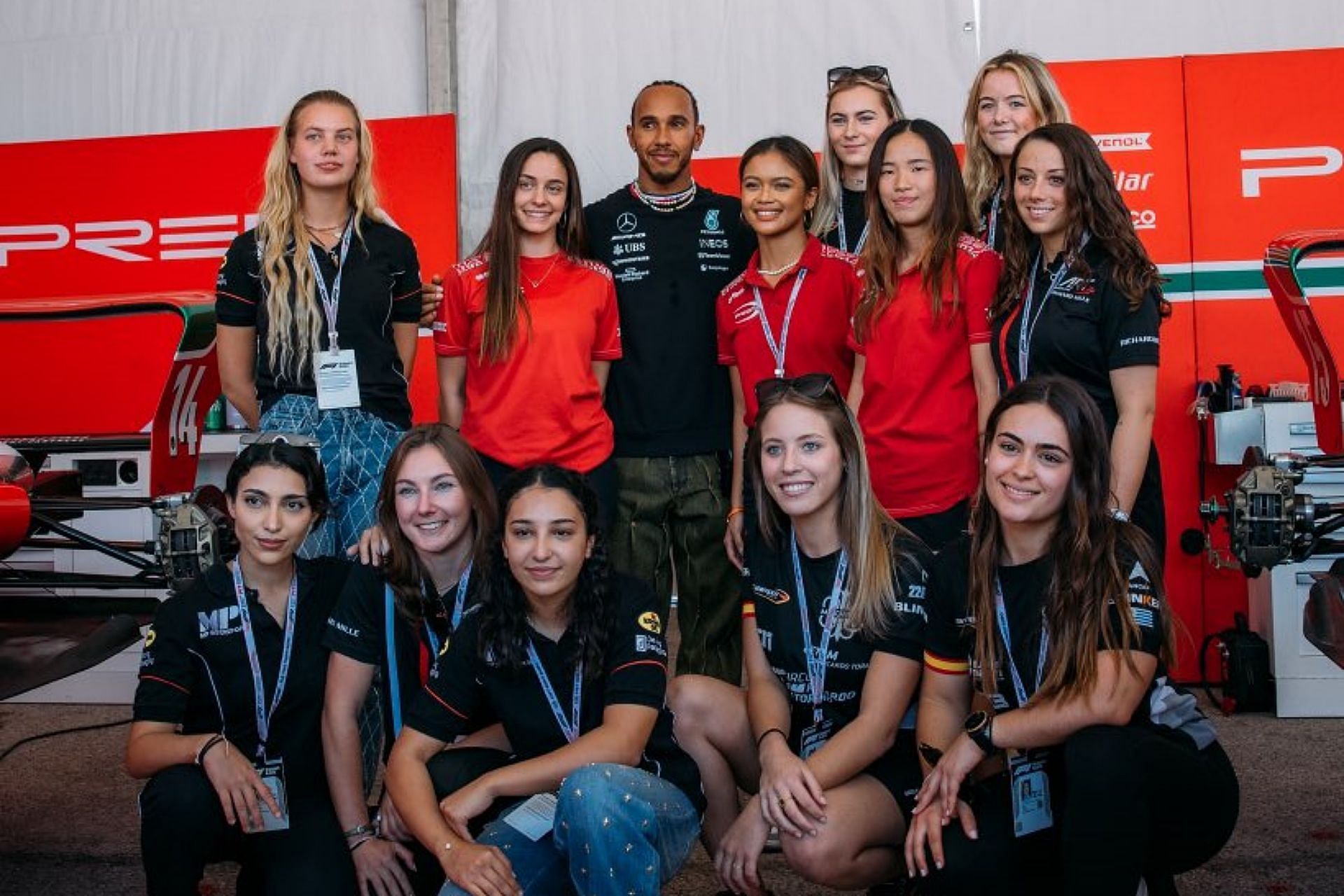 Lewis Hamilton meeting F1 Academy drivers prior to the 2023 F1 US GP (Image via X/@f1academy)