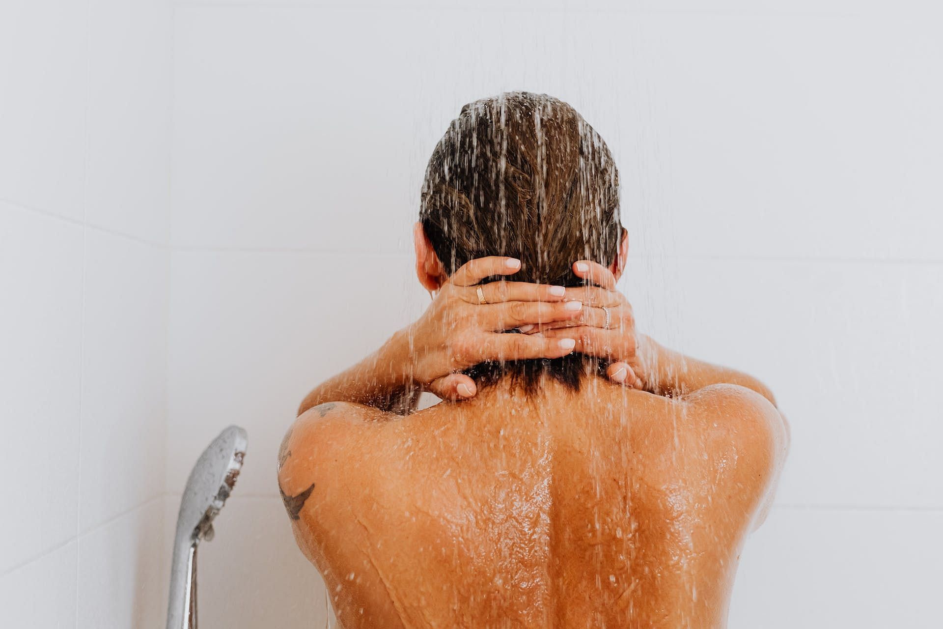 A good shower relaxes muscle soreness (Image via Pexels/Karolina Grabowska)