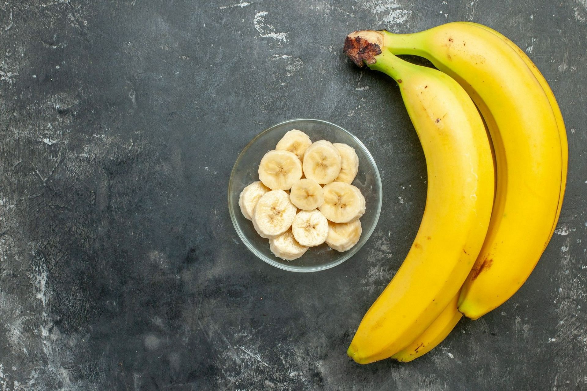 Bananas for breakfast (Image by KamranAydinov on Freepik)
