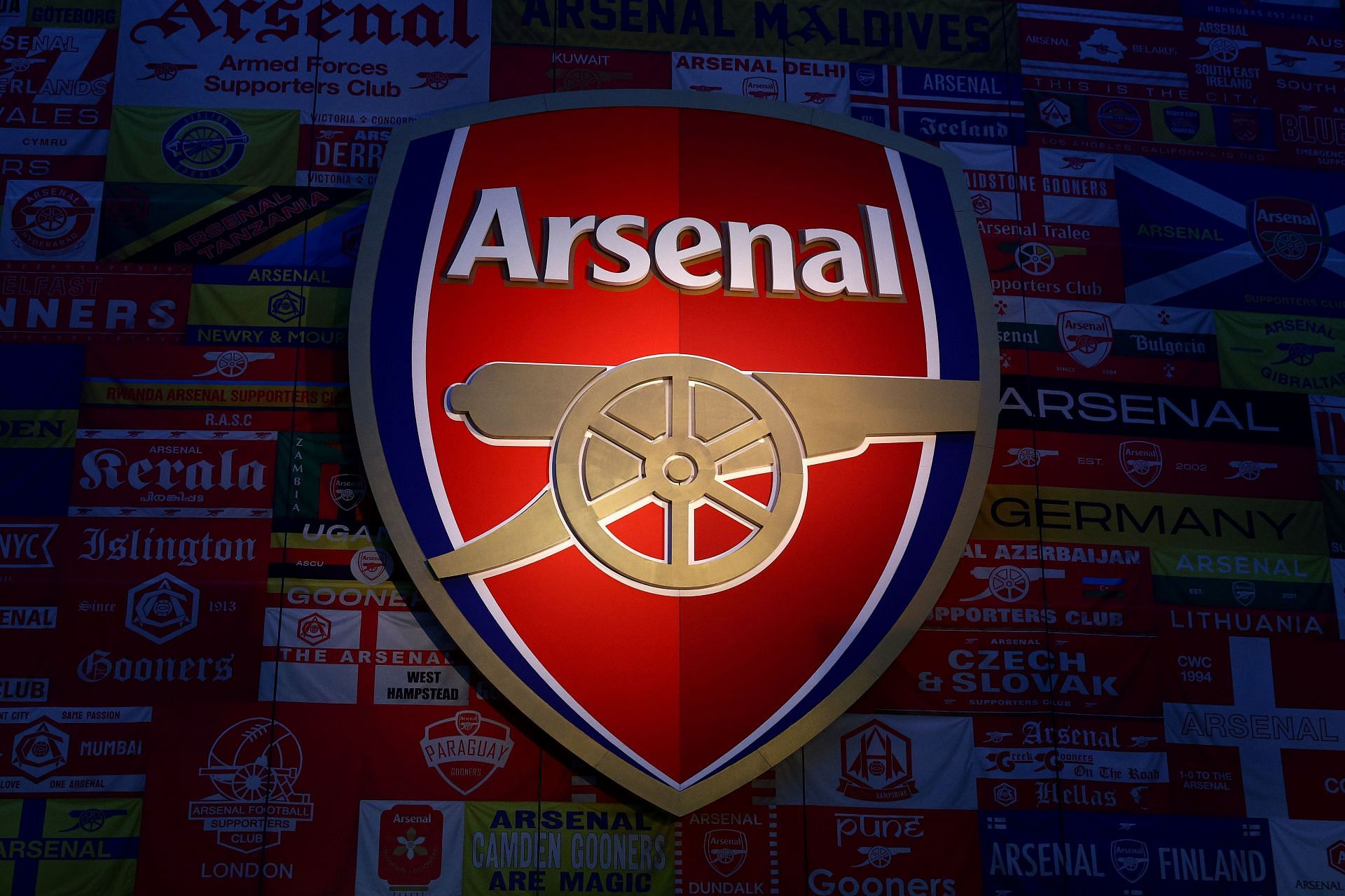 Arsenal FC badge (via Getty Images)