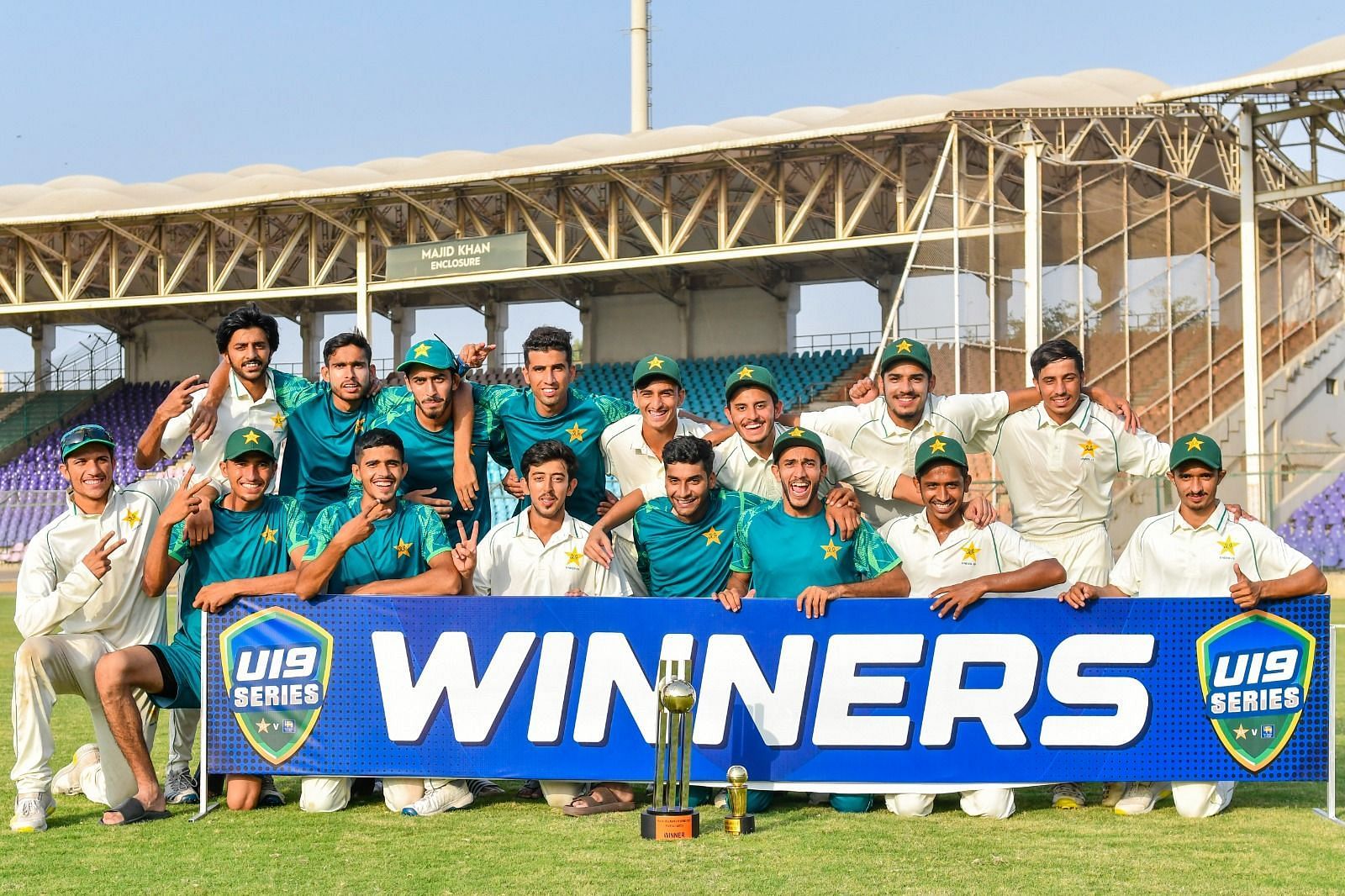 ट्रॉफी के साथ पाकिस्तान टीम (Photo Courtesy : PCB)