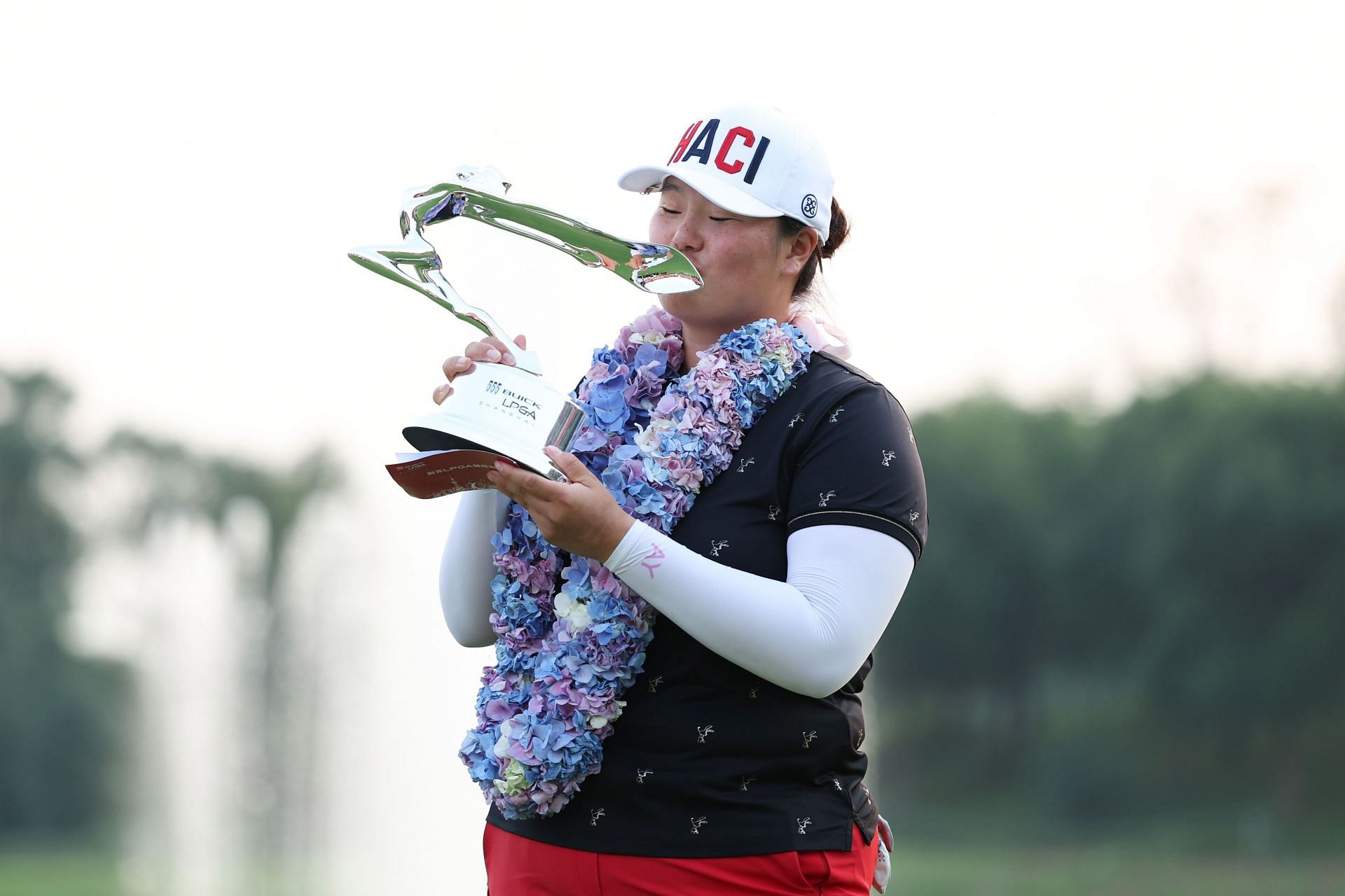 Angel Yin of the United States kisses the Buick LPGA Shanghai Champion Trophy after winning the Buick LPGA Shanghai (Image via Getty)