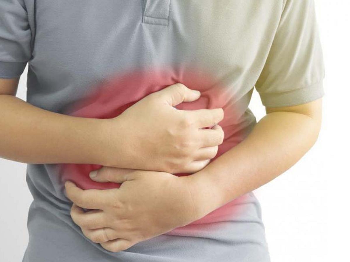 Stomach aches due to food poisoning (Image via Getty Images/Tharakorn)