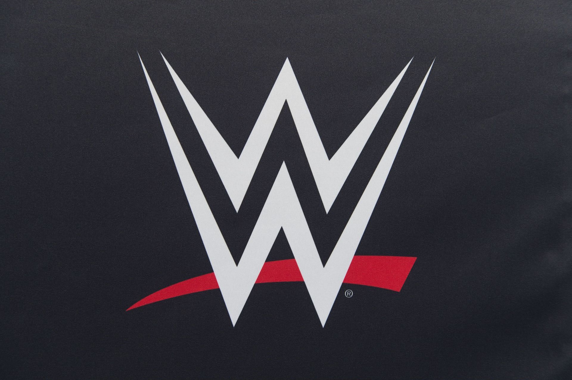 Fans believed that a WWE Hall of Famer had re-signed with the company.