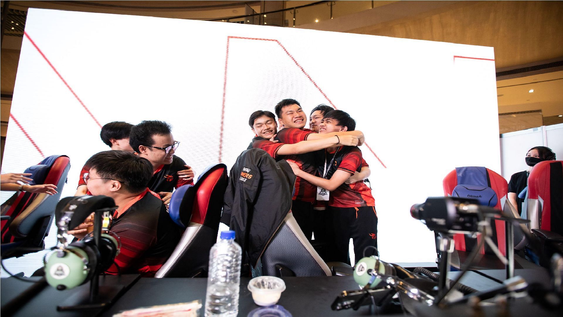 Team Flash celebrating their first local title in the MLBB pro-scene (Image Via Moonton Games)