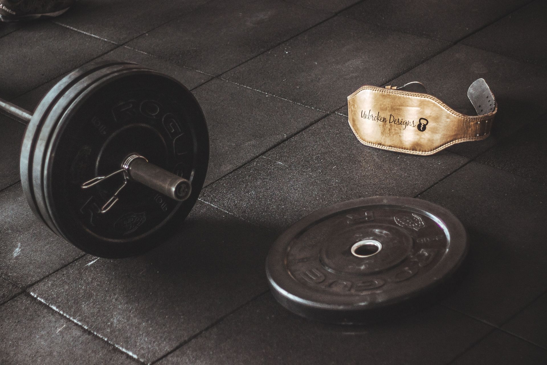 Lifting (Image via Pexels/Victor Frietas)