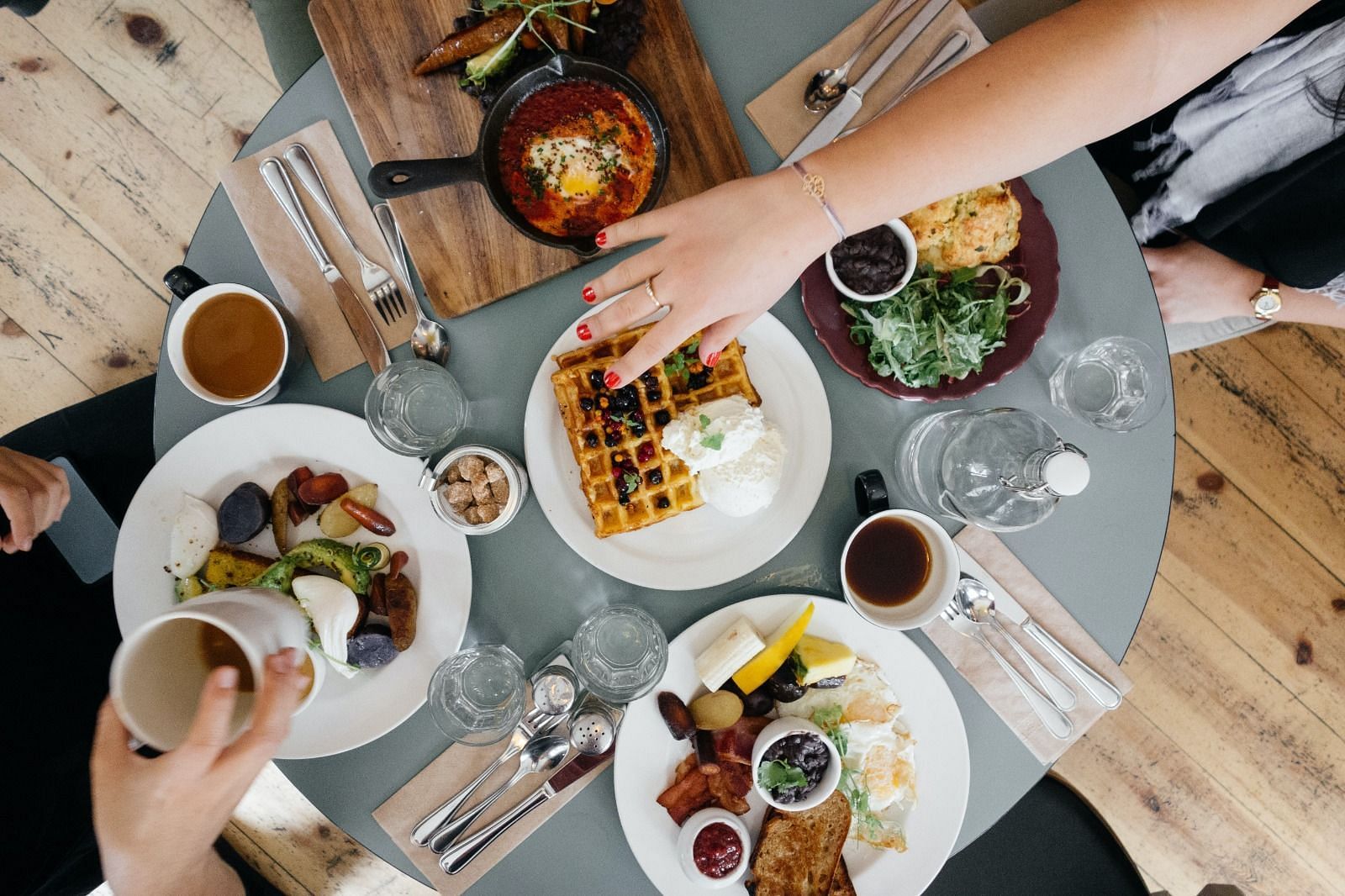 Unhealthy eating habits (Image via Unsplash/Alinay)